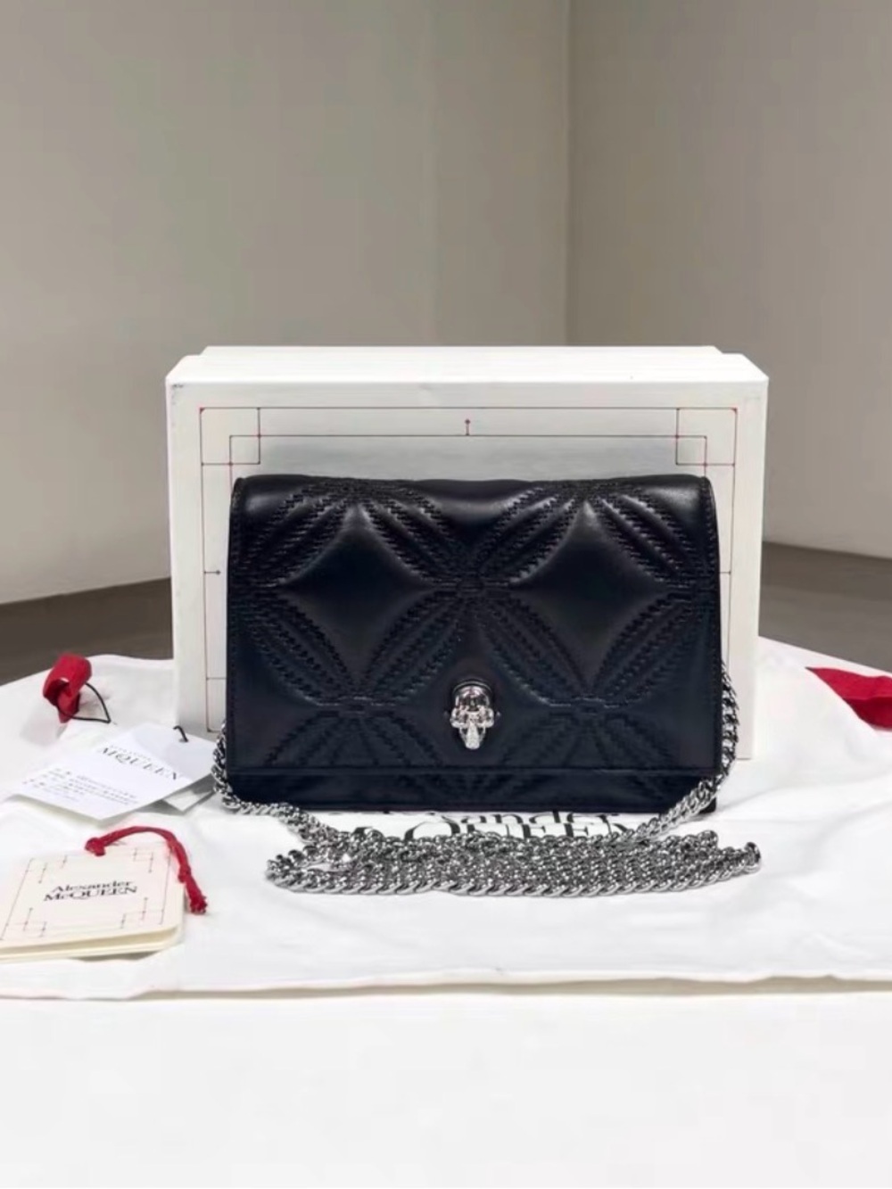 🚩steal Alexander McQueen Black Quilted Leather Skull-Chain Crossbody Bag